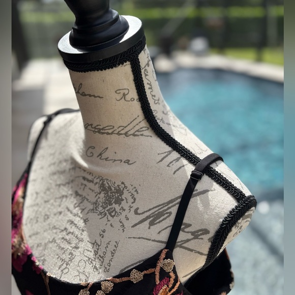 Dress the Population Uma Plumeria
Embroidered Dress Item #5884046 - Picture 4 of 12